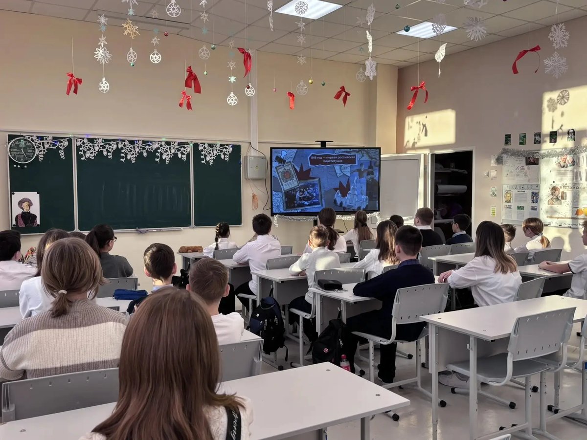 Понедельник в гимназии традиционно начался с торжественной линейки